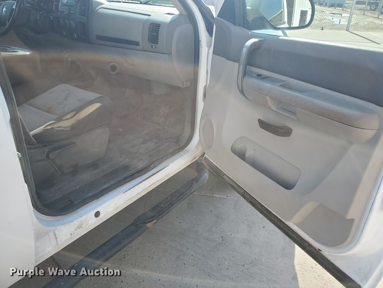 image for item GR9437 2009 Chevrolet Silverado 2500HD  Crew Cab flatbed pickup truck