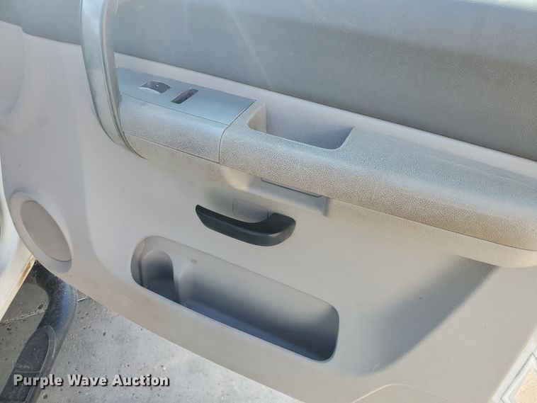 image for item GR9437 2009 Chevrolet Silverado 2500HD  Crew Cab flatbed pickup truck