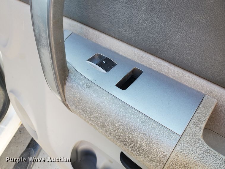 image for item GR9437 2009 Chevrolet Silverado 2500HD  Crew Cab flatbed pickup truck