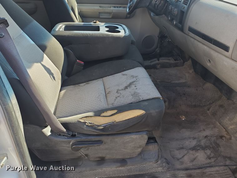 image for item GR9437 2009 Chevrolet Silverado 2500HD  Crew Cab flatbed pickup truck