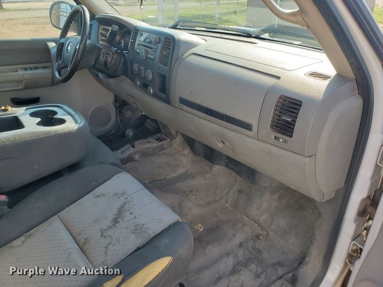 image for item GR9437 2009 Chevrolet Silverado 2500HD  Crew Cab flatbed pickup truck