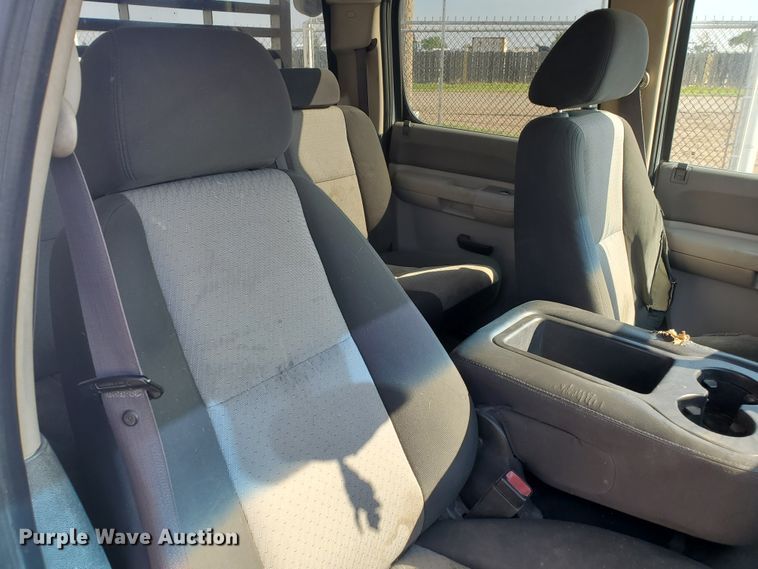 image for item GR9437 2009 Chevrolet Silverado 2500HD  Crew Cab flatbed pickup truck