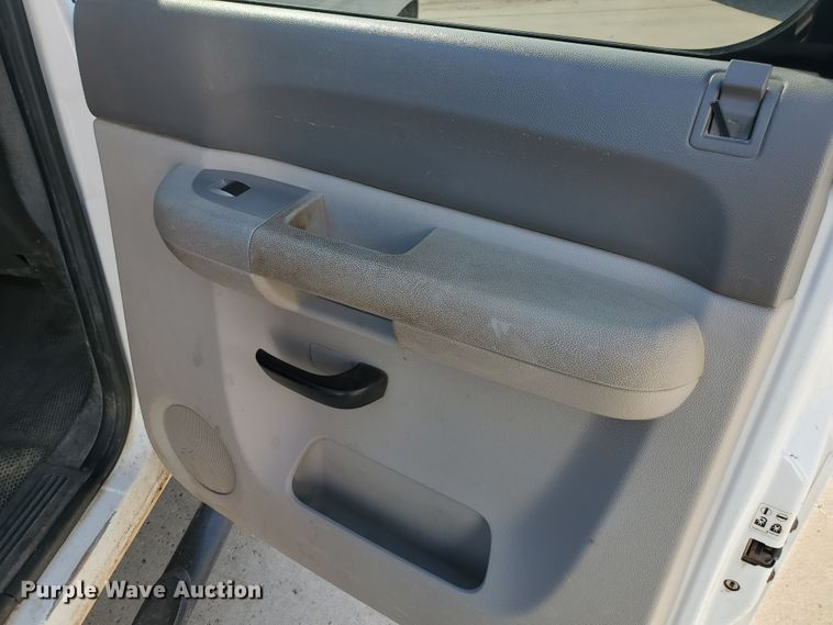 image for item GR9437 2009 Chevrolet Silverado 2500HD  Crew Cab flatbed pickup truck