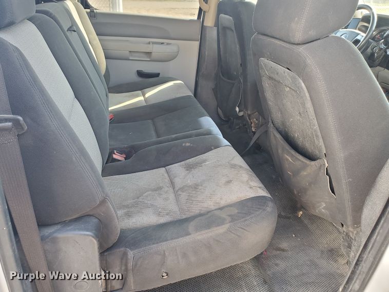 image for item GR9437 2009 Chevrolet Silverado 2500HD  Crew Cab flatbed pickup truck