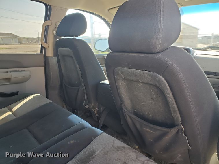 image for item GR9437 2009 Chevrolet Silverado 2500HD  Crew Cab flatbed pickup truck