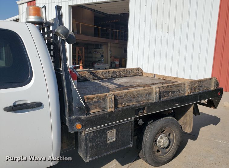 image for item GR9437 2009 Chevrolet Silverado 2500HD  Crew Cab flatbed pickup truck