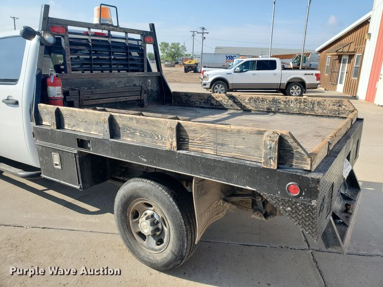 image for item GR9437 2009 Chevrolet Silverado 2500HD  Crew Cab flatbed pickup truck