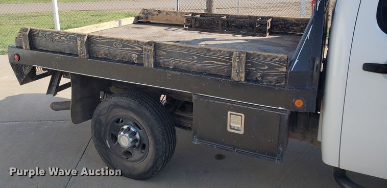 image for item GR9437 2009 Chevrolet Silverado 2500HD  Crew Cab flatbed pickup truck