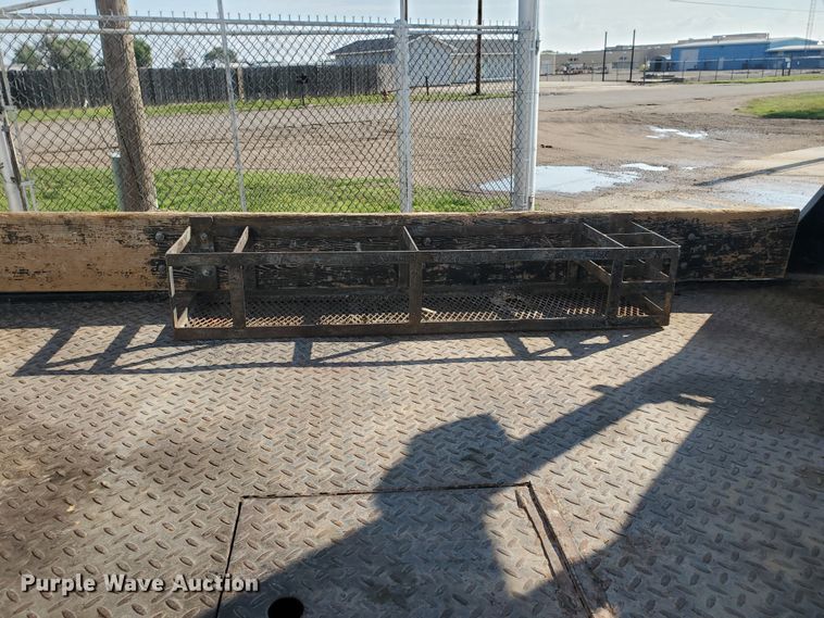 image for item GR9437 2009 Chevrolet Silverado 2500HD  Crew Cab flatbed pickup truck