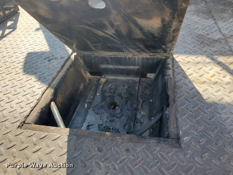 image for item GR9437 2009 Chevrolet Silverado 2500HD  Crew Cab flatbed pickup truck