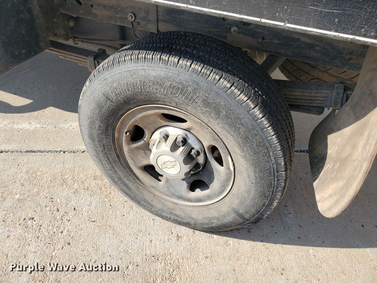 image for item GR9437 2009 Chevrolet Silverado 2500HD  Crew Cab flatbed pickup truck