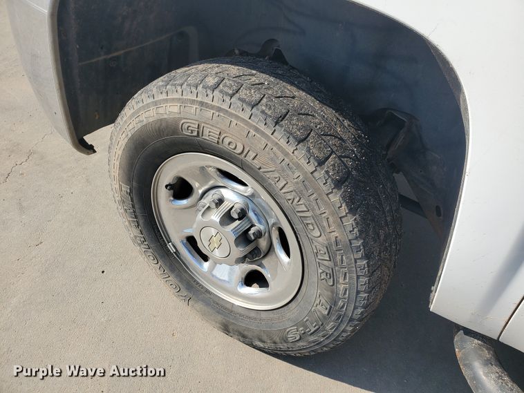 image for item GR9437 2009 Chevrolet Silverado 2500HD  Crew Cab flatbed pickup truck