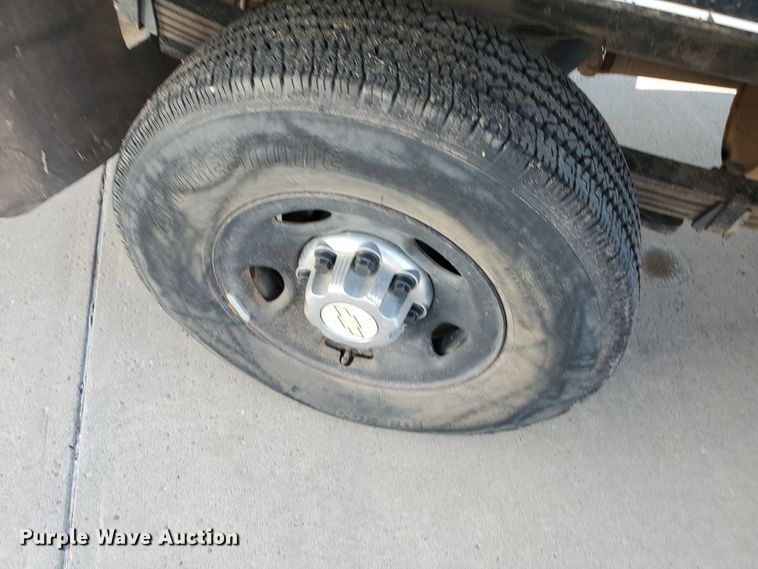 image for item GR9437 2009 Chevrolet Silverado 2500HD  Crew Cab flatbed pickup truck