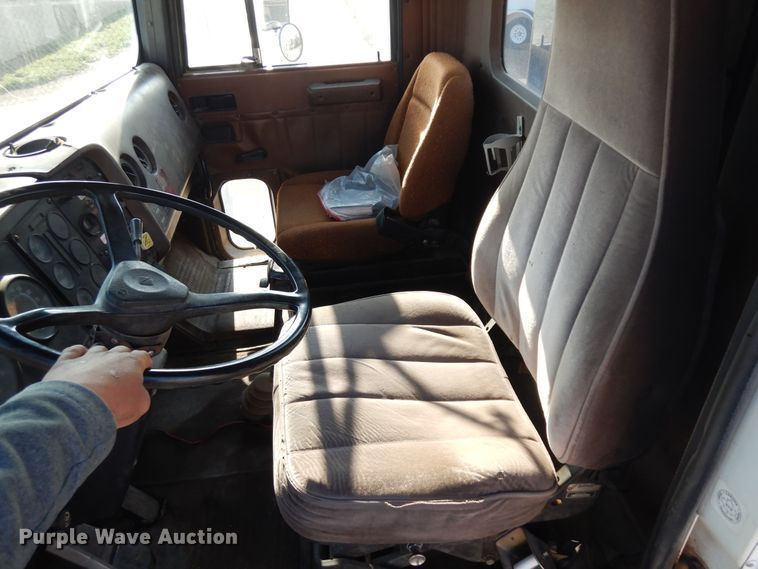 image for item GR9438 1987 International F9370  semi truck