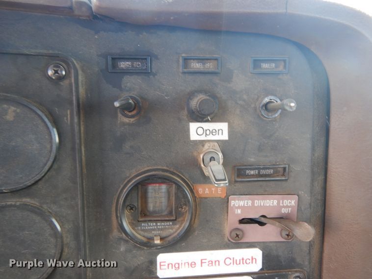 image for item GR9438 1987 International F9370  semi truck