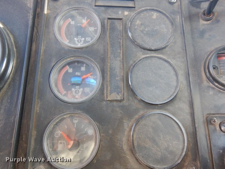 image for item GR9438 1987 International F9370  semi truck