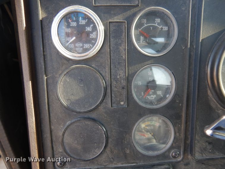 image for item GR9438 1987 International F9370  semi truck