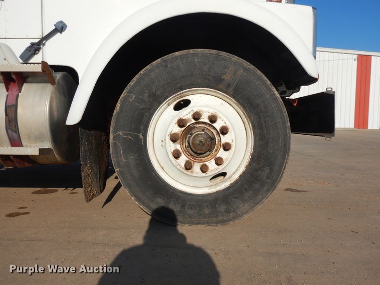 image for item GR9438 1987 International F9370  semi truck