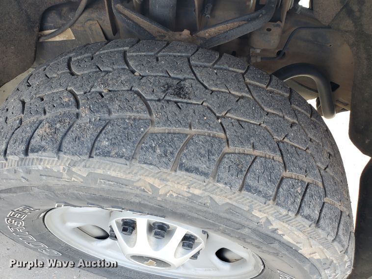 image for item ID9823 2015 Chevrolet Silverado 2500HD  Crew Cab utility bed pickup truck