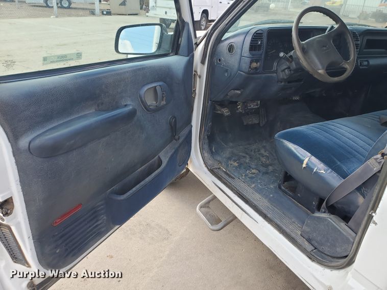 image for item ID9824 2000 Chevrolet C2500  flatbed pickup truck