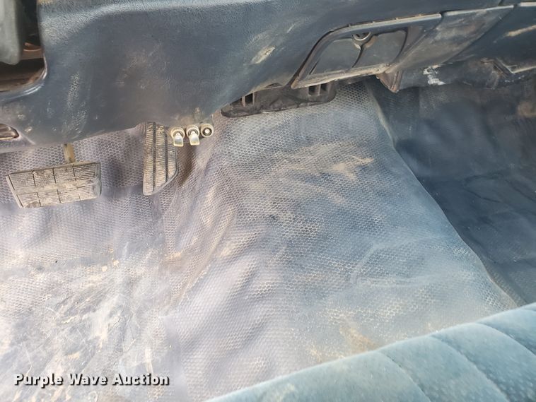 image for item ID9824 2000 Chevrolet C2500  flatbed pickup truck