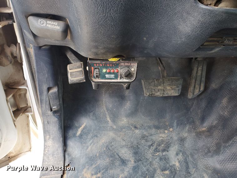 image for item ID9824 2000 Chevrolet C2500  flatbed pickup truck