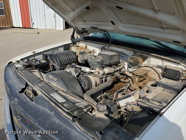 image for item ID9824 2000 Chevrolet C2500  flatbed pickup truck