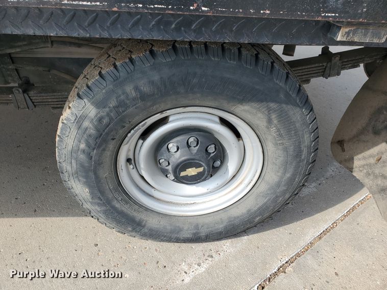 image for item ID9824 2000 Chevrolet C2500  flatbed pickup truck