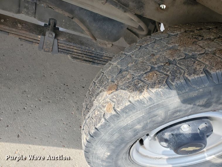 image for item ID9824 2000 Chevrolet C2500  flatbed pickup truck