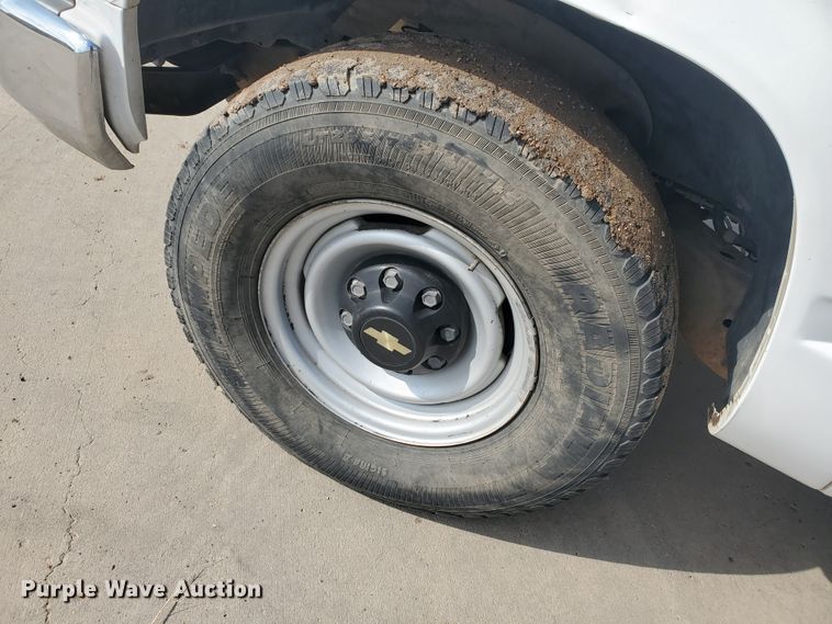 image for item ID9824 2000 Chevrolet C2500  flatbed pickup truck