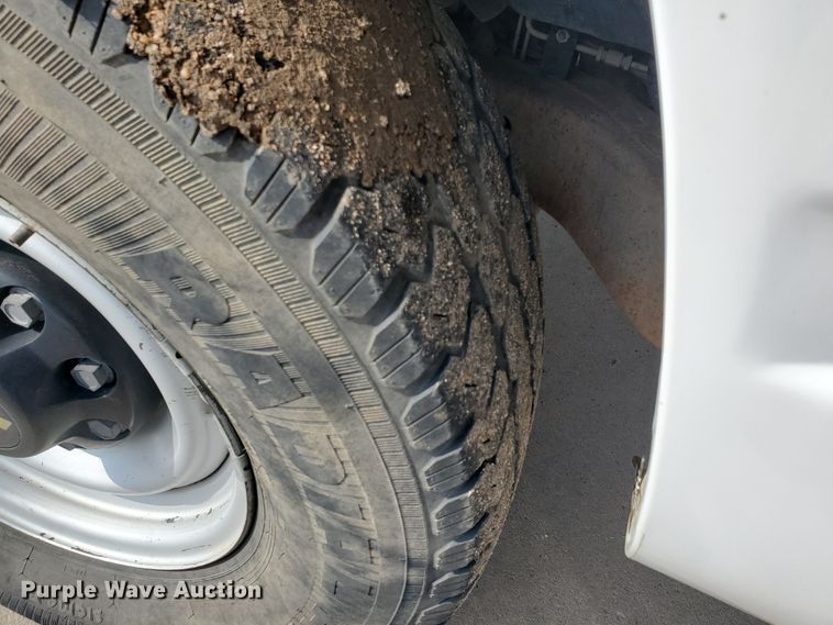 image for item ID9824 2000 Chevrolet C2500  flatbed pickup truck