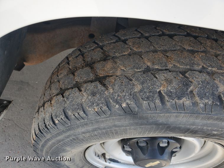 image for item ID9824 2000 Chevrolet C2500  flatbed pickup truck