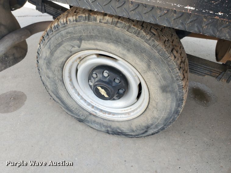 image for item ID9824 2000 Chevrolet C2500  flatbed pickup truck