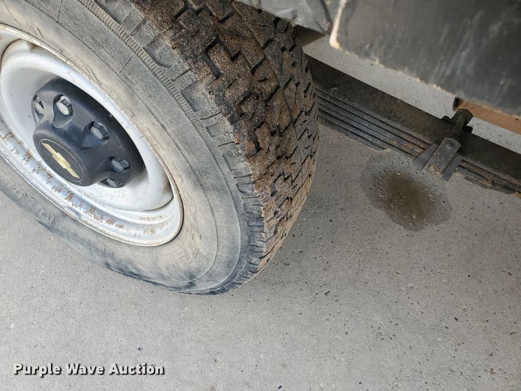 image for item ID9824 2000 Chevrolet C2500  flatbed pickup truck