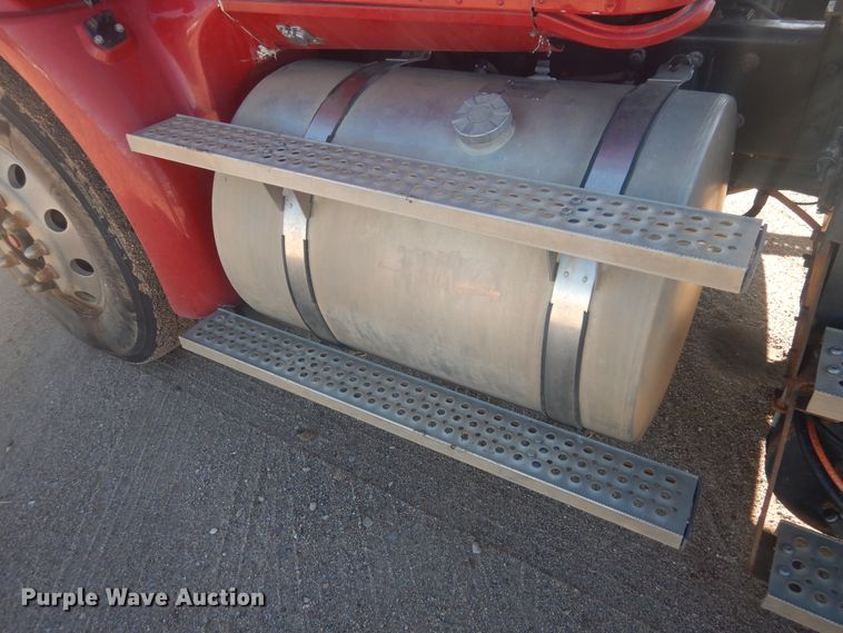 image for item DJ4847 2008 International 9200i  semi truck