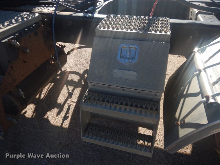 image for item DJ4847 2008 International 9200i  semi truck