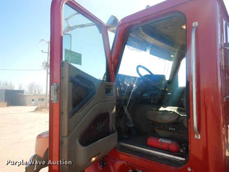 image for item DJ4847 2008 International 9200i  semi truck