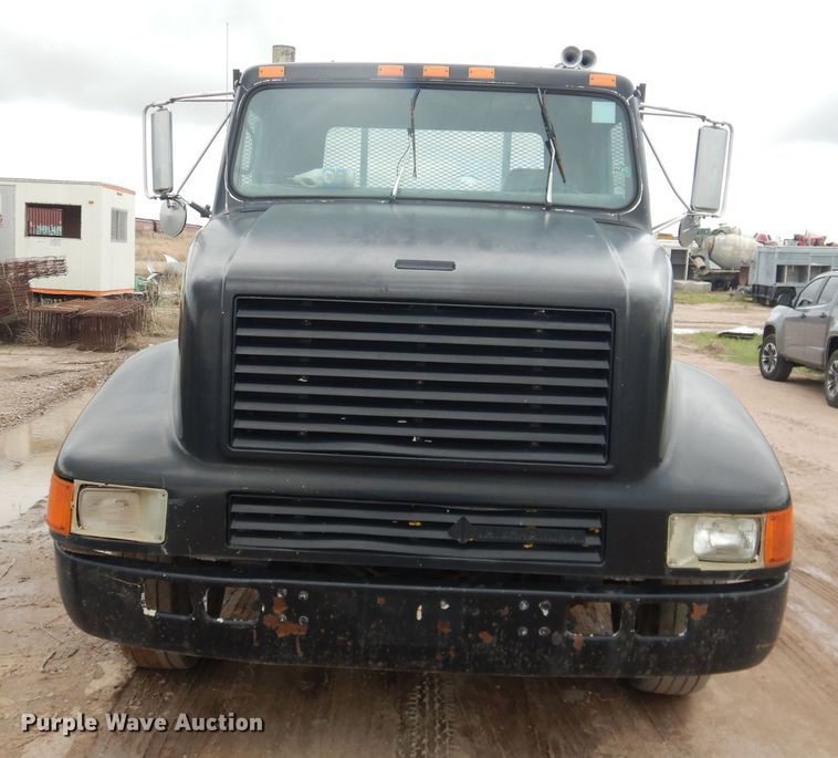 image for item DL0279 1993 International 8200  flatbed truck