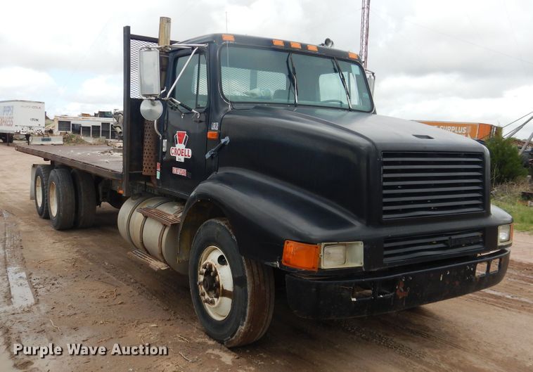 image for item DL0279 1993 International 8200  flatbed truck