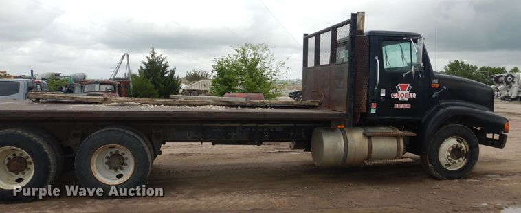 image for item DL0279 1993 International 8200  flatbed truck