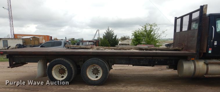 image for item DL0279 1993 International 8200  flatbed truck