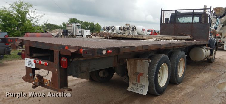 image for item DL0279 1993 International 8200  flatbed truck
