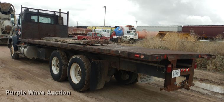 image for item DL0279 1993 International 8200  flatbed truck
