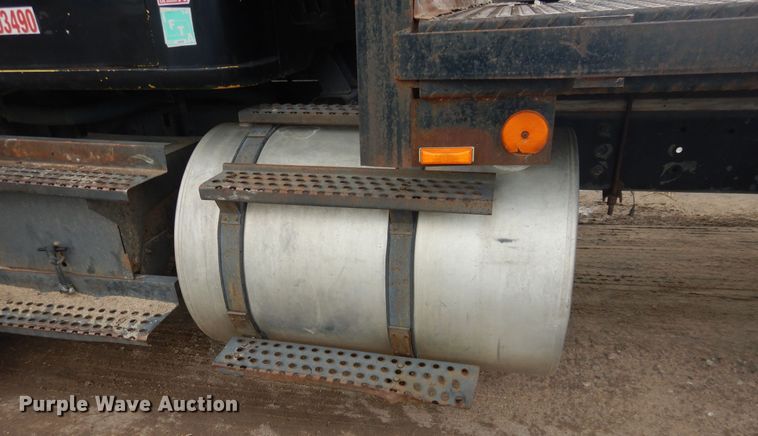 image for item DL0279 1993 International 8200  flatbed truck