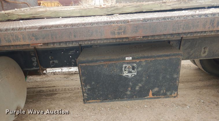 image for item DL0279 1993 International 8200  flatbed truck