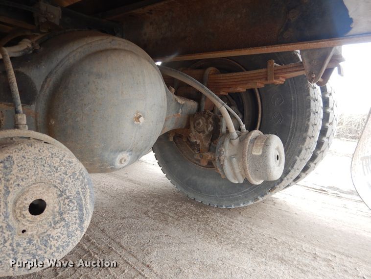 image for item DL0279 1993 International 8200  flatbed truck