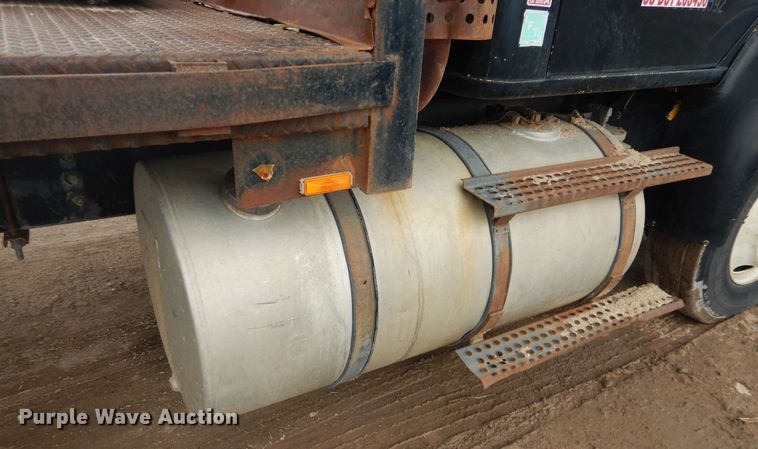 image for item DL0279 1993 International 8200  flatbed truck