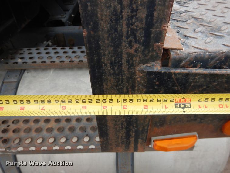 image for item DL0279 1993 International 8200  flatbed truck