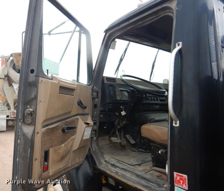 image for item DL0279 1993 International 8200  flatbed truck