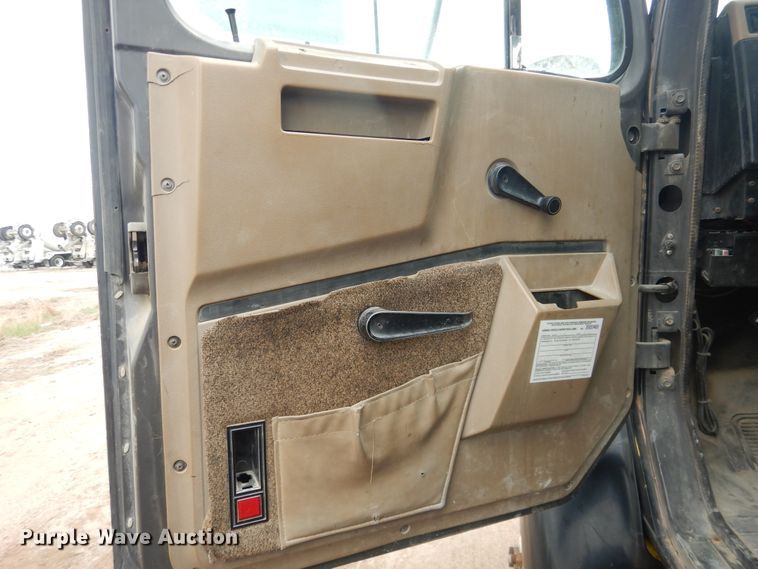 image for item DL0279 1993 International 8200  flatbed truck